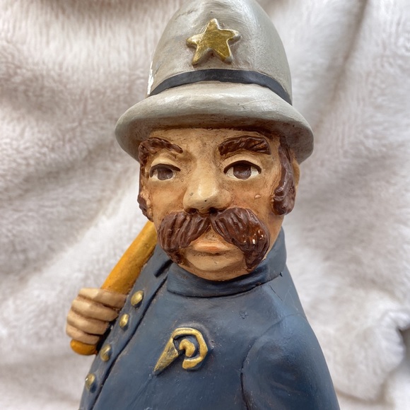 Accents Pinkerton 1989 Annual Figuring Police By Manhole Cover Statue